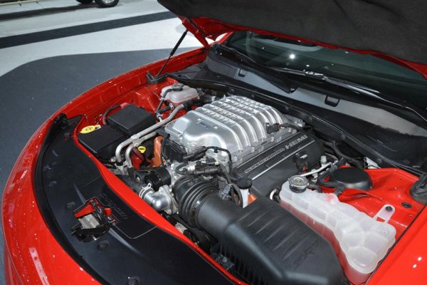 Chrysler разработва първия си V16 двигател с полусферична цилиндрова глава (hemispherical, оттам и името) през Втората световна война за изтребителя 
P-47 Thunderbolt. Изпитанията минават чудесно, но краят на войната спира проекта. По-късно съвместно с германската Continental американците го адаптират за танка M47 Patton. 
През 1950 е готова и първата "цивилна" версия с 8 цилиндъра, монтирана в автомобили като Chrysler Imperial и New Yorker. Полусферичната глава има предимства и недостатъци, но в Chrysler държат на нея и създават три поколения такива двигатели. 